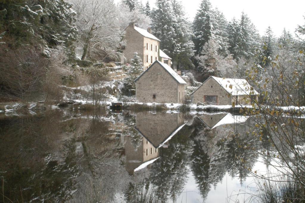 Bed and Breakfast Le Moulin Des Farges Meymac Экстерьер фото